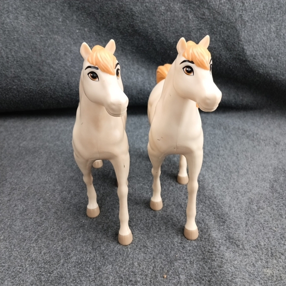 Mattel DreamWorks 2020 Spirit Untamed Spirit's Herd 4 Horse  Figure Play Set - Picture 4 of 10